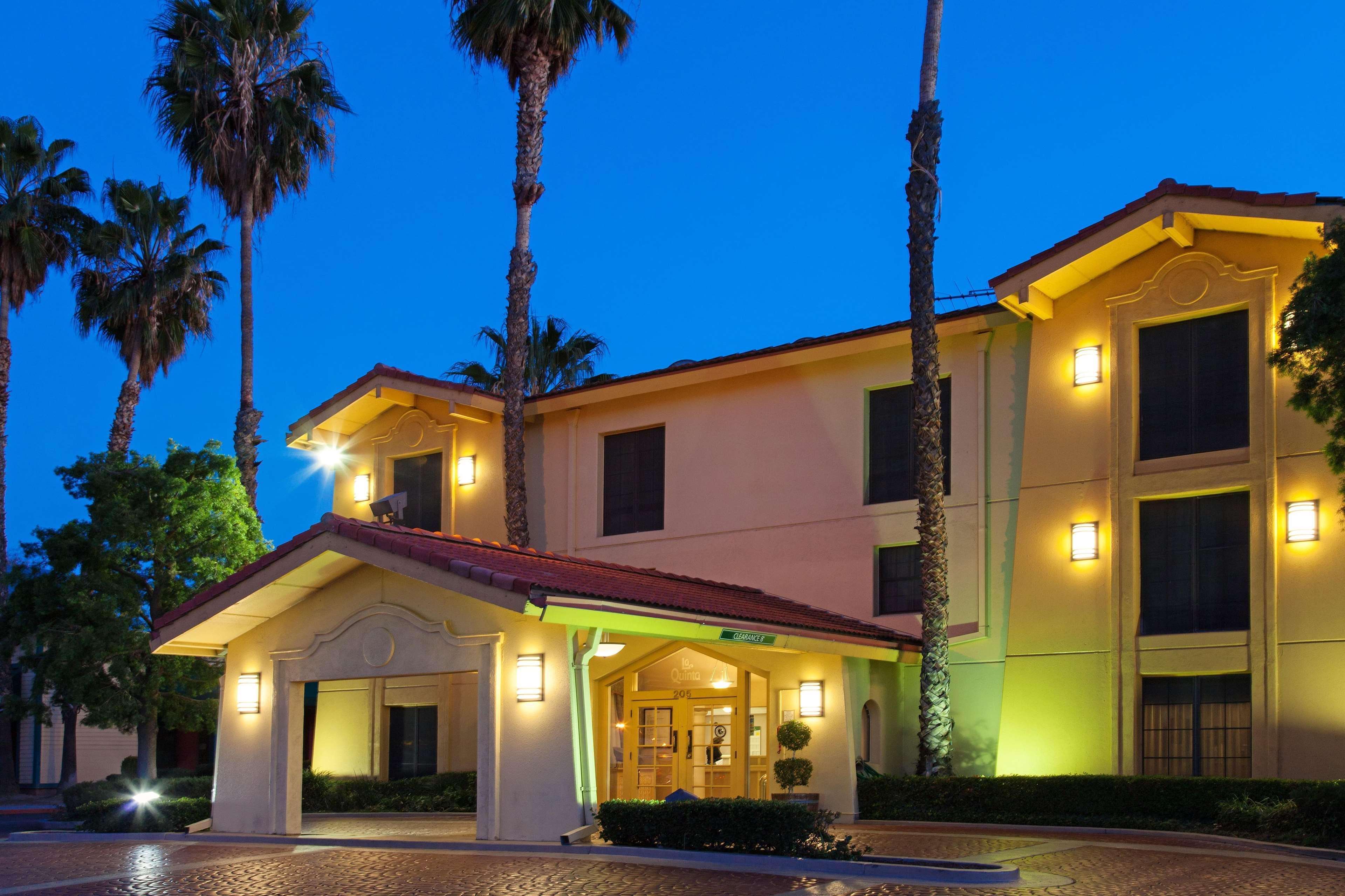 La Quinta Inn & Suites By Wyndham San Bernardino Exterior photo