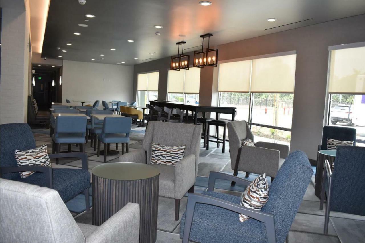 La Quinta Inn & Suites By Wyndham San Bernardino Exterior photo